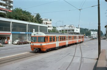 Der Be 4/8 56 wendet am 19.07.1979 am Bahnhofplatz von Zollikofen auf der damaligen Linie S durchstrichen Bern – Zollikofen – Bern.